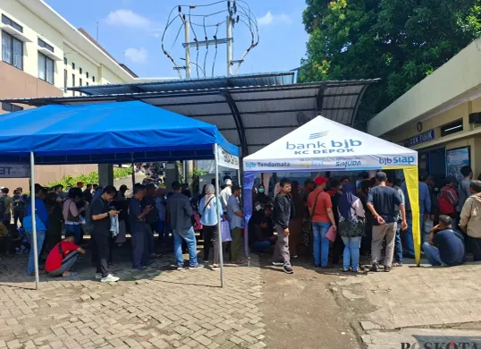 Antrean panjang wajib pajak yang membludak detik-detik hari terakhir program pemutihan pajak kendaraan bermotor di Samsat Depok. (Sumber: Poskota/Angga Pahlevi)