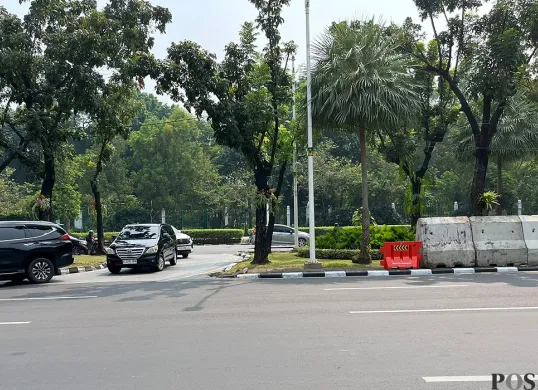 Barrier beton di putaran balik depan Balai Kota DKI Jakarta yang menghalangi pandangan pengendara yang akan putar balik, Kamis 26 Juni 2025. (Sumber: POSKOTA | Foto: M Tegar Jihad)