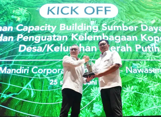 Direktur Utama Bank Mandiri Darmawan Junaidi di sela kick-off Pelatihan Capacity Building Sumber Daya Manusia dan Penguatan bersama Menko Pangan sekaligus Ketua Satgas KDKMP Zulkifli Hasan (Sumber: Dok. Bank Mandiri)