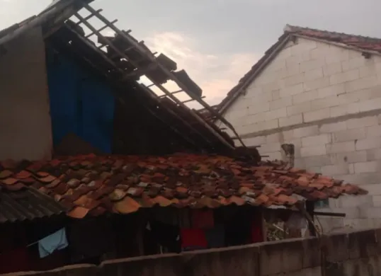 Salah satu rumah warga yang rusak setelah diterjang angin kencang di Desa Karacak, Kecamatan Leuwiliang, Kabupaten Bogor, pada Rabu, 25 Juni 2025. (Sumber: Dok BPBD Kabupaten Bogor)