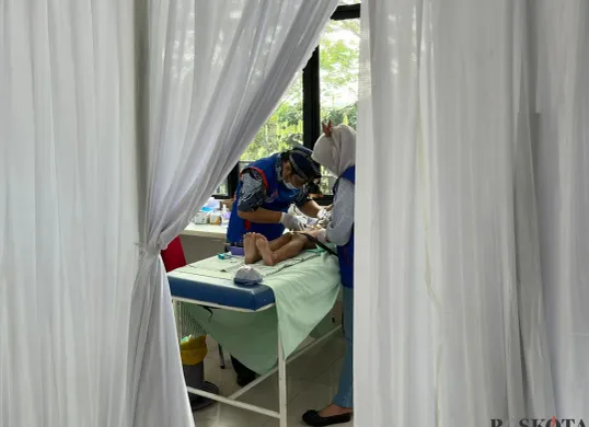 Situasi saat dokter melakukan sunat kepada salah seorang anak di lantai dua kantor sekretariat, Kelapa Gading Barat, Kamis, 26 Juni 2025. (Sumber: Poskota/M. Tegar Jihad)