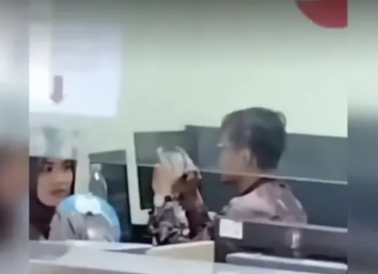 Seorang petugas Samsat di daerah Banten diduga main game online saat terjadi antrean panjang masyarakat. (Sumber: X/@heraloebss)