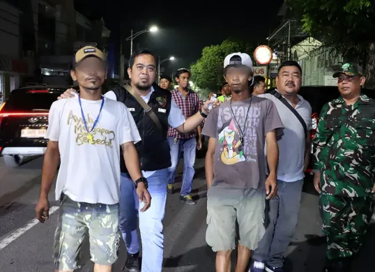 Petugas gabungan dari Polisi, TNI dan Satpol PP menertibkan jukir liar di kawasan Grogol Petamburan pada Rabu, 25 Juni 2025. (Sumber: Dok Polsek Gropet)