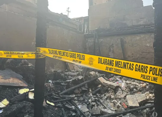 Situasi bangun yang terbakar di permukiman padat penduduk di Kembangan 10, Kwitang, Jakarta Pusat, Kamis, 26 Juni 2025 siang. (Sumber: POSKOTA | Foto: M Tegar Jihad)