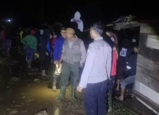 Petugas dan warga bahu membahu melakukan evakuasi korban longsor di Kampung Kiara Rambay, Desa Girimukti, Kecamatan Cisewu, Garut, Rabu 25 Juni 2025, malam. (Sumber: Humas Polres Garut)