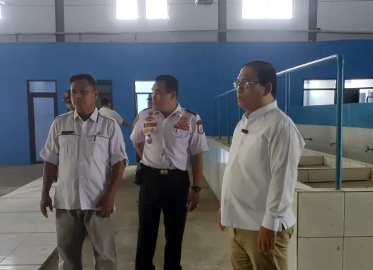 Wakil Bupati Lebak, Amir Hamzah saat meninjau bangunan Pasar Kandang Sapi di Rangkasbitung. (Sumber: Dok Setda Lebak)