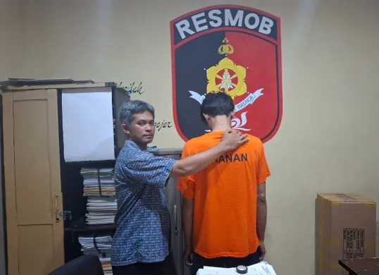 Anggota Reskrim Polsek Beji menangkap pelaku AB spesialis pencuri rumah diduga berilmu sirep. (Sumber: Poskota/Angga Pahlevi)