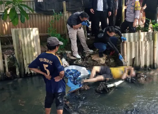 Petugas Inafis Polres Metro Depok melakukan olah TKP di lokasi penemuan mayat di pinggir kali, Jalan Setu Golf, Kecamatan Tapos pada Rabu pagi, 26 Juni 2025. (Sumber: Dok Polsek Cimanggis)
