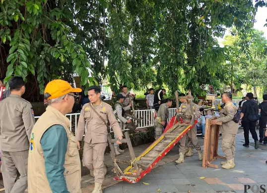 Satpol PP Kota Bogor kembali melakukan penertiban terhadap PKL yang berjualan di kawasan Alun-Alun dan sekitarnya pada Kamis, 26 Juni 2025. (Sumber: POSKOTA | Foto: Sekar Putri Andini)
