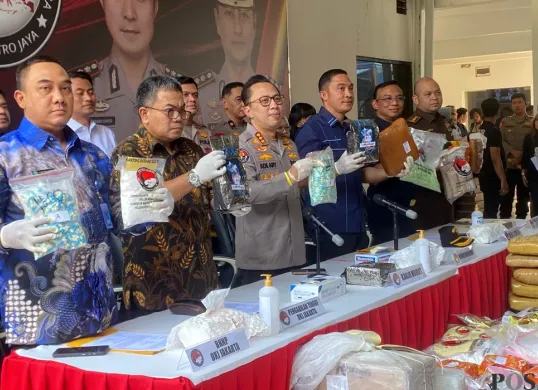 Polda Metro Jaya merilis pengungkapan kasus narkoba selama Mei-Juni 2025 dengan jumlah tersangka sebanyak 1.672 orang di Mapolda Metro Jaya, Jakarta Selatan, Kamis, 26 Juni 2025. (Sumber: POSKOTA | Foto: Ali Mansur)