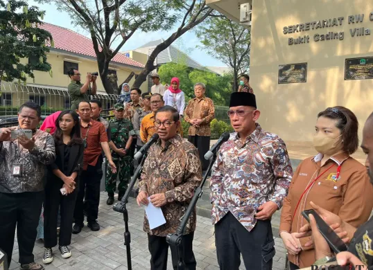 Gubernur Jakarta Pramono Anung saat memberikan pernyataan kepada awak media di Kelapa Gading Barat, Jakarta Utara, Kamis, 26 Juni 2025. (Sumber: Poskota/M. Tegar Jihad)