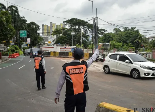 Dinas Perhubungan DKI Jakarta saat melakukan rekayasa lalu lintas. (Sumber: Poskota/M. Tegar Jihad)
