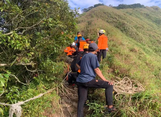 Tim SAR gabungan mengevakuasi Jovita Diva Prabudawardani, 21 tahun yang tewas terpeleset dan jatuh ke dalam jurang sedalam 180 meter di Gunung Muria, Kudus, Jawa Tengah. (Sumber: BASARNAS)