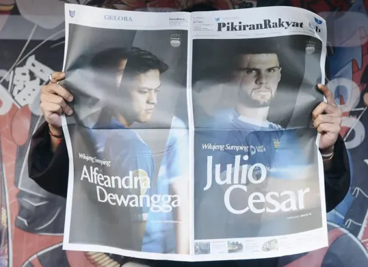Persib Bandung lakukan cara unik, umumkan 2 rekrutan baru lewat koran hari ini, Kamis 26 Juni 2025. (Sumber: persib.co.id)