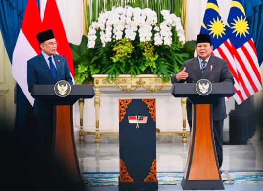 Potret Presiden Prabowo Subianto (kanan) dan Perdana Menteri Malaysia, Anwar Ibrahim (kiri) yang memiliki kesamaan mendukung solusi damai untuk Palestina. (Sumber: Sekretariat Negara)