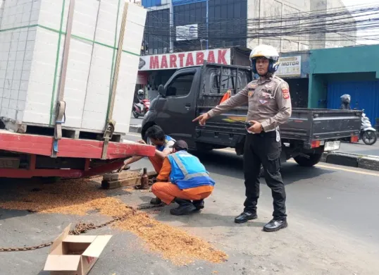Kecelakaan tunggal akibat truk mengalami patah di Jalan Raya K.S. Tubun, kawasan Warung Jambu, Kota Bogor, Jumat, 27 Juni 2025. (Sumber: Dok. Polresta Bogor Kota)