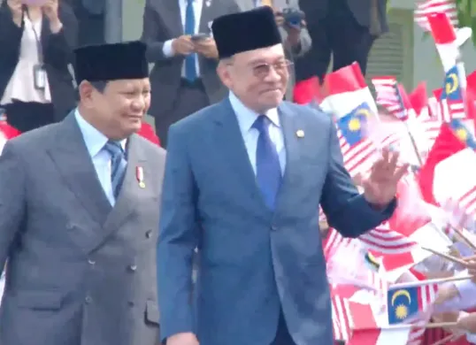 Tangkapan Layar. Potret Presiden Prabowo Subianto (kiri) dan PM Malaysia Anwar Ibrahim (kanan) setelah sampai di Istana Negara. (Sumber: YouTube/Sekretariat Presiden)