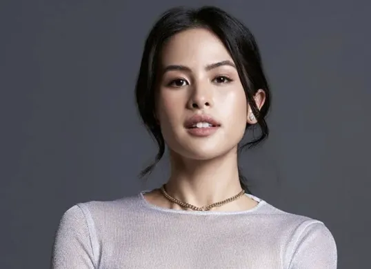 Maudy Ayunda saat membawakan podcast “Filosofi Teras Bersahabat dengan Konflik”, menjelaskan bagaimana Stoikisme dapat menjadi panduan praktis dalam menghadapi tantangan hidup sehari-hari. (Sumber: Instagram/Maudy Ayunda)