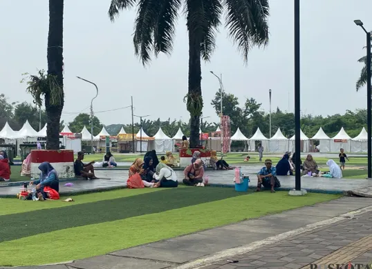 Ratusan Stand makanan, sovenir, hingga pelayanan publik hadir di Festival Al-A’zhom, Kota Tangerang pada Jumat, 25 Juni 2025. (Sumber: Poskota/Primayanti Juli Kumala Manalu)