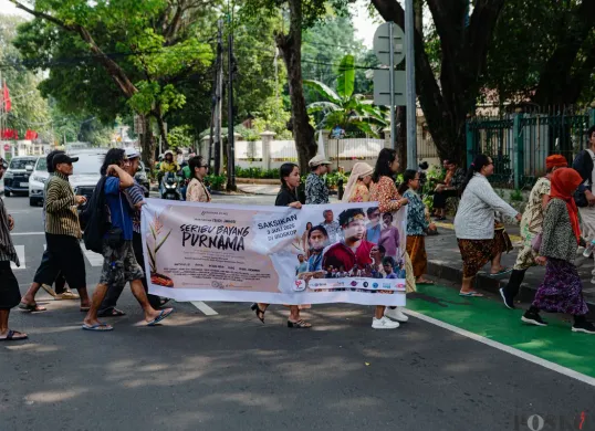 Para pemeran membawa poster sesaat sebelum konferensi pers peluncuran film 'Seribu Bayang Purnama' di kawasan Jakarta Pusat, Kamis, 27 Juni 2025. (Sumber: Poskota/Pandi Ramedhan)