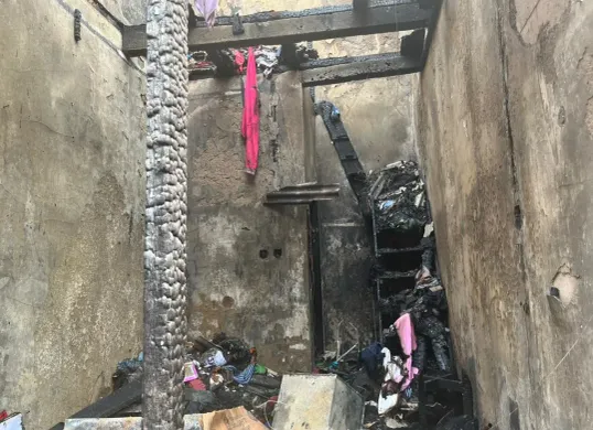 Kondisi bangunan yang terbakar di pemukiman padat penduduk di Kembangan 10, Kwitang, Jakarta Pusat, Kamis, 26 Juni 2025 siang. (Sumber: Poskota/M. Tegar Jihad)