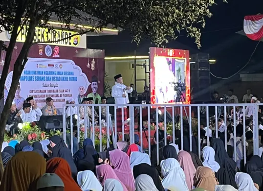 Ustadz Muhammad Akrie Patrio berceramah pada malam tahun baru Islam 1447 Hijriyah di Mapolsek Cikande. (Sumber: Humas)