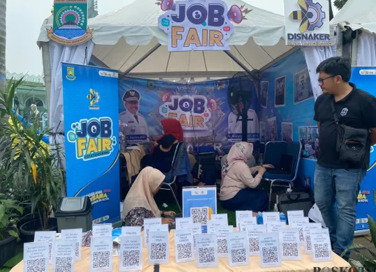 Job Fair hadir di tengah Festival Al-A’Zhom ke-12 pada Jumat, 27 Juni 2025 di halaman samping masjid Al-A’Zhom, Kota Tangerang. (Sumber: Poskota/Primayanti Juli Kumala Manalu)