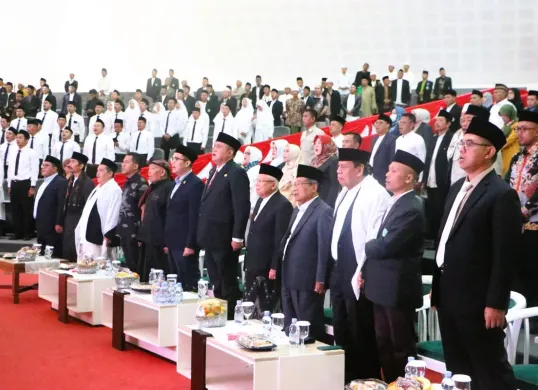 Ketua Dewan Syuro PKB sekaligus Wakil Presiden ke-13 RI, KH Ma’ruf Amin, bersama Bupati Bogor Rudy Susmanto, Ketua DPRD Sastra Winara saat menghadiri Ijtima Ulama dan PKU ke-19 di Cibinong, Kamis, 26 Juni 2025. (Sumber: Poskota/Sekar Putri Andini)