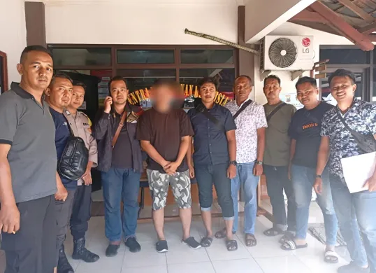 Suami yang melakukan KDRT terhadap seorang ibu muda di Bekasi Selatan akhirnya berhasil diamankan polisi. Pelaku berprofesi sebagai ojek online ini ditangkap di Boyolali, Jawa Tengah. (Sumber: Istimewa)