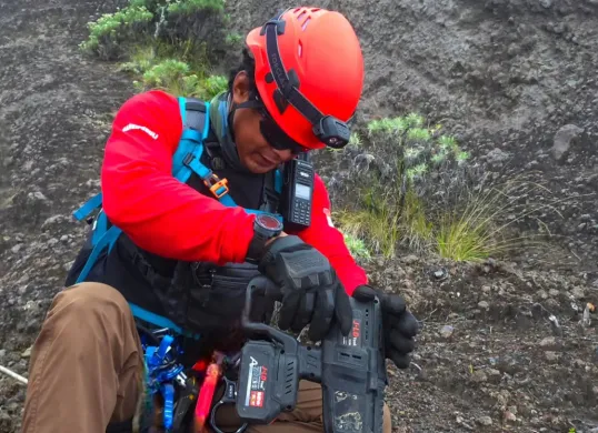 Potret Tyo Survival yang menjadi relawan saat evakuasi jenazah pendaki Brasil, Juliana Marins di Gunung Rinjani. (Sumber: Instagram/@tyo_survival)