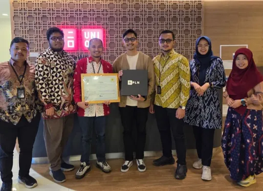 Manager PLN UP3 Ciputat, Syaiful Azhari Siregar (ketiga dari kiri), menyerahkan Renewable Energy Certificate (REC) kepada Adit, Assistant Manager Uniqlo Indonesia (tengah) (Sumber: Dok. PLN UID Jakarta Raya)