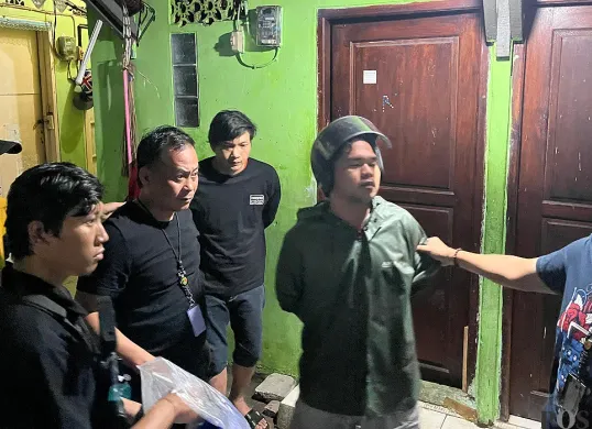 Penangkapan pelaku penipuan dengan modus mengaku sebagai anggota polisi di Cengkareng, Jakarta Barat. (Sumber: POSKOTA | Foto: Pandi Ramedhan)