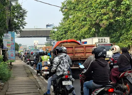 Terpantau dua sisi jalur di Jalan RE Martadinata (Jalan Raya Parung - Ciputat) masuk perbatasan Depok dengan Tangerang Selatan terpantau situasi lalu lintas terpantau padat tidak bergerak. (Sumber: Poskota/Angga Pahlevi)