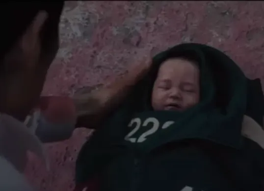 Baby 222 menjadi pemenang Squid Game Season 3, sementara Gi-hun dan dua karakter utama lain tewas dalam ending yang memicu perdebatan. (Sumber: TikTok/@jung._.jeha))
