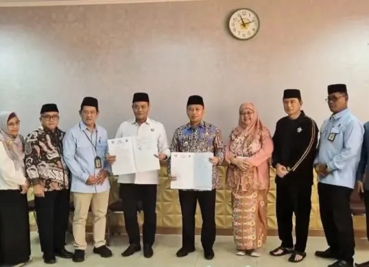 Wali Kota Depok Supian Suri bersama Kepala Kantor Kemenag Kota Depok, Enjat Mujiat, usai melakukan penandatangan kerjasama sekolah Tsanawiyah swasta gratis di Kantor Disdik Kota Depok. (Sumber: Humas Depok)