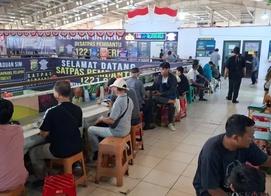 Antrian pemohon SIM di Satpas Pembantu 1221 Cinere Depok saat libur panjang. (Sumber: Poskota/Angga Pahlevi)