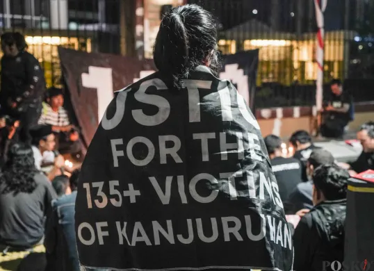 Sejumlah aktivis dan keluarga korban Tragedi Kanjuruhan menggelar aksi doa bersama dan menyalakan lilin di depan Markas Besar Kepolisian Republik Indonesia (Mabes Polri), Jakarta, Jum'at, 27 Juni 2025. (Sumber: Poskota/Bilal Nugraha Ginanjar)