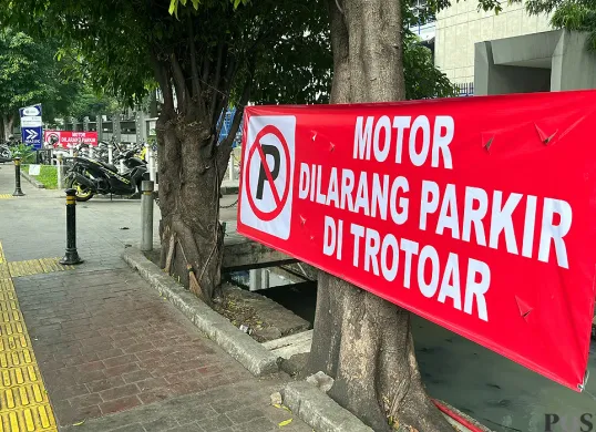 Suasana parkir liar di Jalan Kyai Tapa, Grogol Petamburan, Jakarta Barat, Sabtu, 28 Juni 2025. (Sumber: POSKOTA | Foto: Pandi Ramedhan)