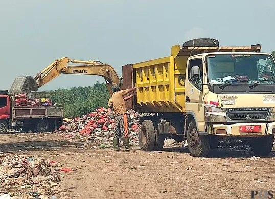 Aktivitas truk pengangkut sampah di TPA Bangkonol, Kecamatan Koroncong, Pandeglang. (Sumber: POSKOTA | Foto: Samsul Fatoni)