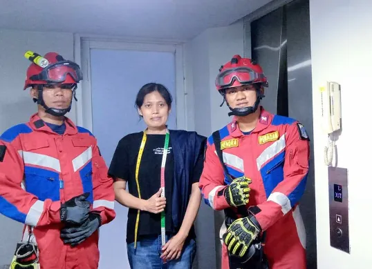 Petugas Damkar berhasil mengevakuasi seorang wanita yang terjebak di dalam lift kantor percetakan di Tanjung Priok, Jakarta Utara, Sabtu, 28 Juni 2025. (Sumber: Damkar Jakut)