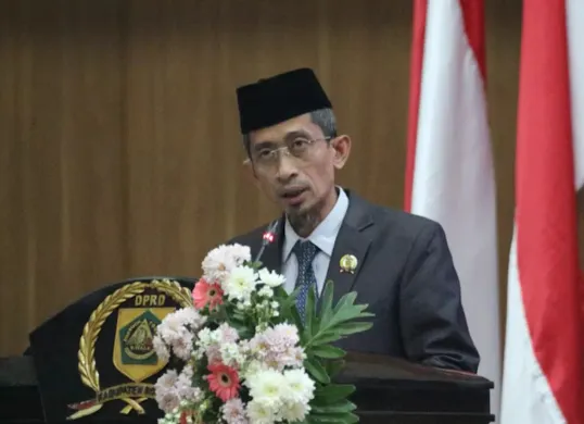Wakil Ketua DPRD Kabupaten Bogor, Agus Salim menyoroti kabel menjuntai menimpa korban. (Sumber: Dok. DPRD Kabupaten Bogor)