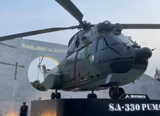 Pemasangan tugu helikopter jenis Puma S.A-330 yang berdiri megah di simpang lampu merah Kandang Roda, Cibinong, Kabupaten Bogor. (Sumber: Dok. DPRD Kabupaten Bogor)