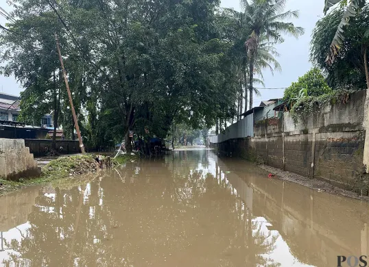 Ruas jalan di RW 08 Uwung Jaya, Kecamatan Cibodas, Kota Tangerang, masih tergenang, pada Minggu, 29 Juni 2025 siang. (Sumber: POSKOTA | Foto: Primayanti)