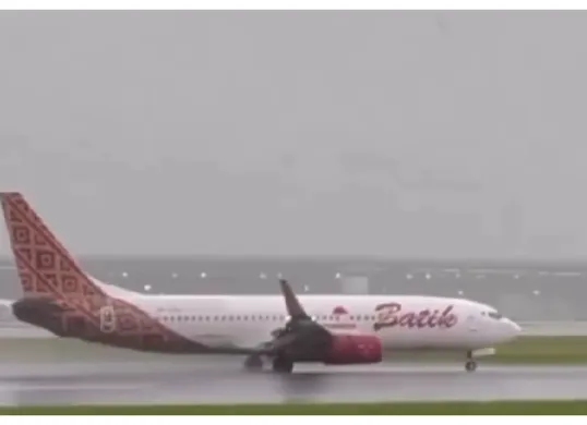 Detik-detik pesawat komersial milik maskapai Batik Air mengalami insiden miring saat mendarat. (Sumber: Instagram/@info.negri)