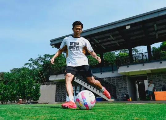 Potret eks pemain Persib Bandung, Edo Febriansah yang resmi dikenalkan sebagai pemain baru Dewa United. (Sumber: Dewa United)