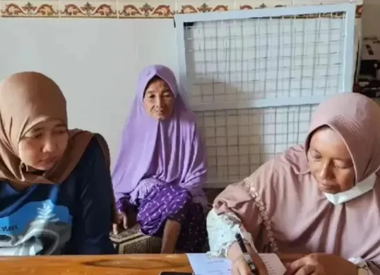 Ibu asikah (74), yang diantar ke panti jompo di kawasan Malang, Jawa Timur, oleh dua anak kandungnya. (Sumber: Instagram/@ariefcamra)