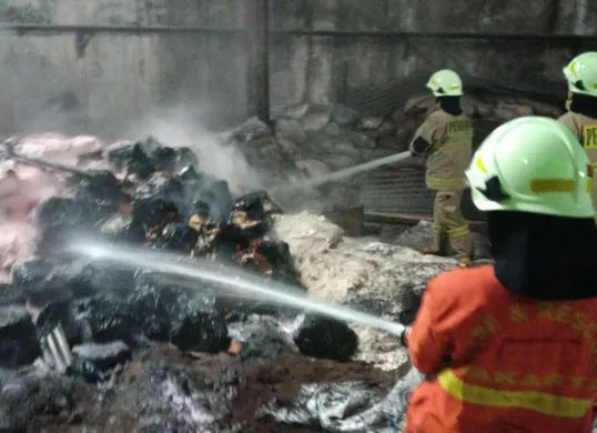 Kebakaran melanda gudang di ruko kawasan Tambora, Jakarta Barat, Minggu, 29 Juni 2025. (Sumber: Dok. Damkar)