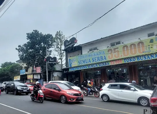 Arus lalu lintas di kawasan Puncak, Kabupaten Bogor, terpantau padat lancar pada Minggu sore, 29 Juni 2025. (Sumber: POSKOTA | Foto: Sekar Putri Andini)