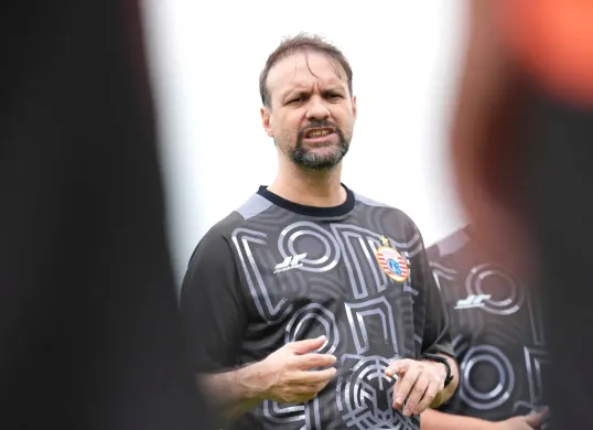 Potret pelatih Persija, Mauricio Souza yang sudah memberikan menu latihan kepada para pemain serta mengungkapkan proses transfer pemain baru Persija Jakarta. (Sumber: Persija)