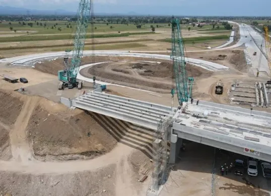 Progres Terbaru Tol Probolinggo–Banyuwangi, Jembatan Layang Megah Tembus Bukit Hijau (Sumber: Pinterest)